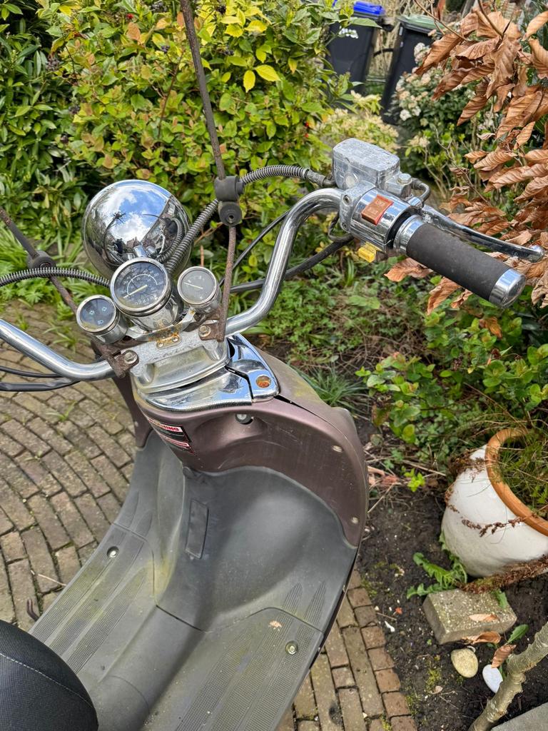 Snorscooter - Bruin, Gebruikt, 2418 km, Fietsen en Brommers, Snorfietsen en Snorscooters, Ophalen, Gebruikt, Benzine, Overige merken