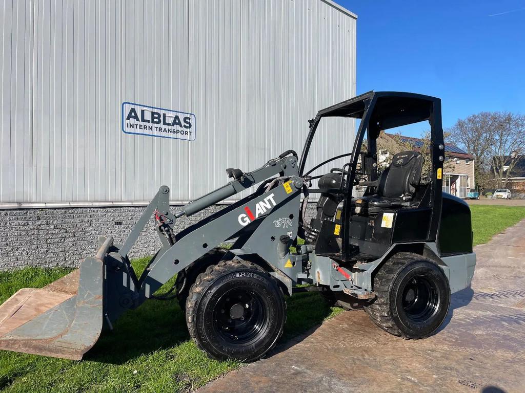 Giant V452T shovel met kenteken en 45pk!, Zakelijke goederen, Machines en Bouw | Kranen en Graafmachines, Giant, Info@adriaaninterntransport.nl