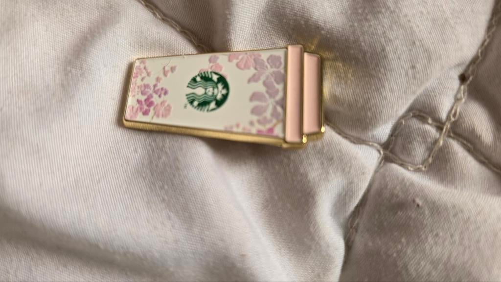 Starbucks Beker Pin - Sakura Bloesem Design, Verzamelen, Ophalen of Verzenden, Zo goed als nieuw, Merk, Speldje of Pin