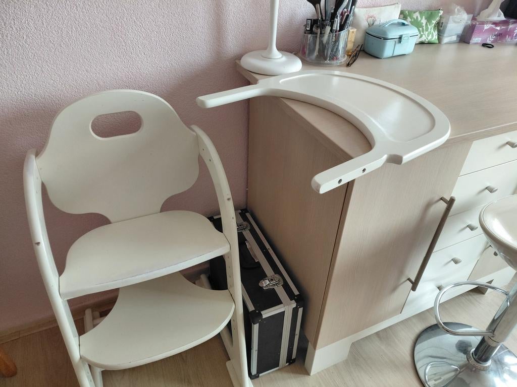 Witte kinderstoel e.v.t met tafeltje kan je zelf bevestigen., Kinderen en Baby's, Kinderstoelen, Ophalen of Verzenden, Meegroeistoel