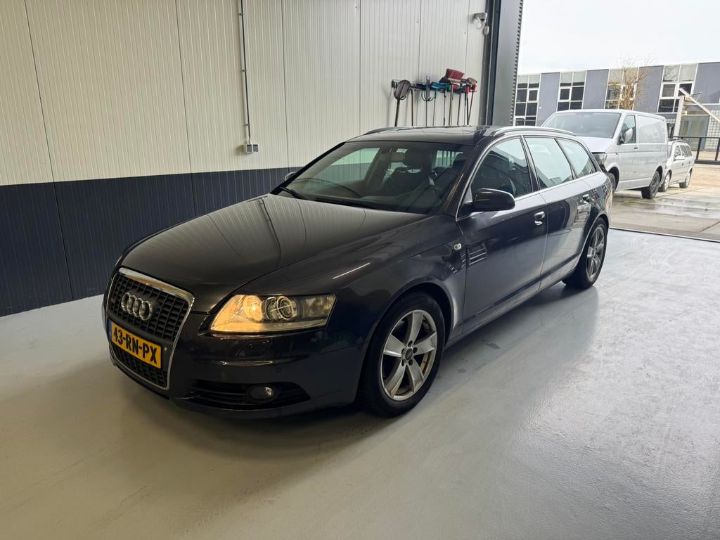 Audi A6 2.4 V6 130KW Avant AUT 2005 Grijs, Auto's, Audi, 1800 kg, Zwart, Euro 4, Zilver of Grijs