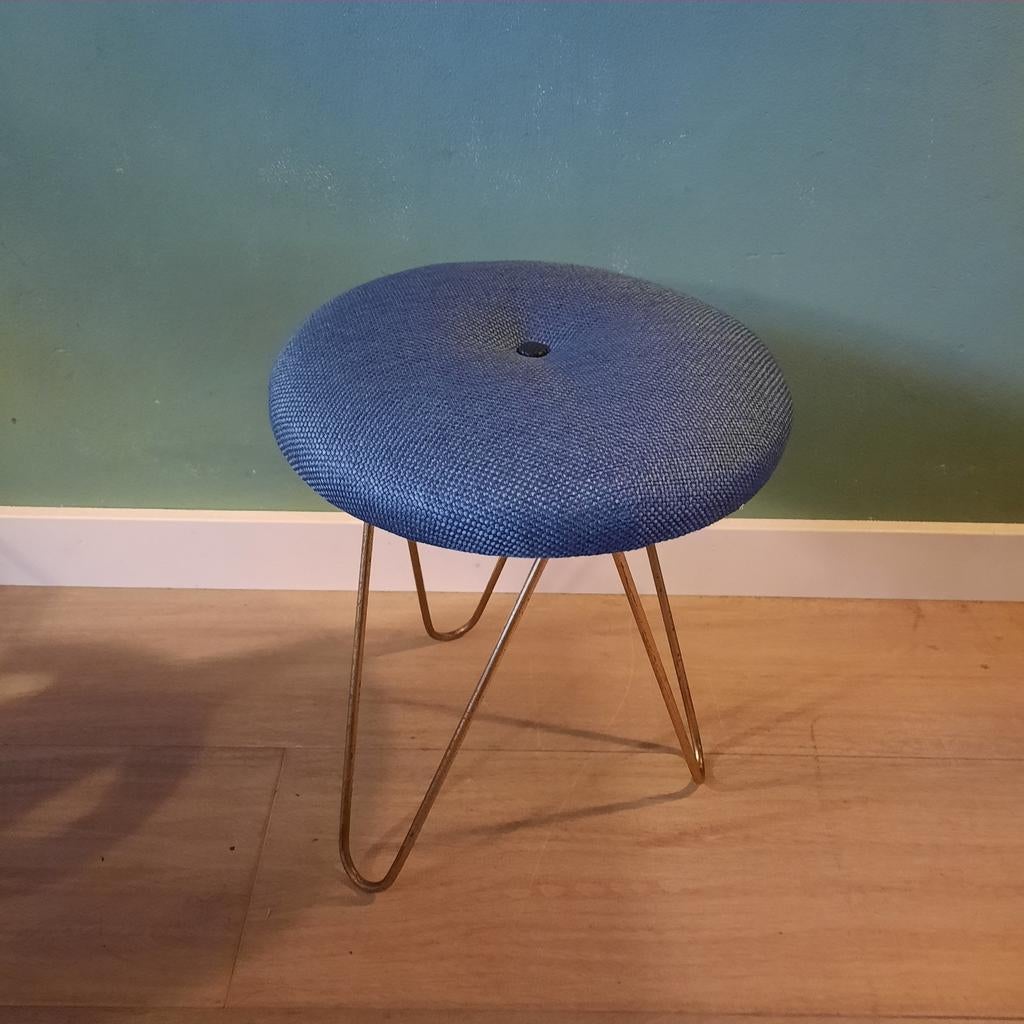 Vintage kruk op hairpin legs met nieuwe blauwe stoffering, Gebruikt, Vintage, Ophalen of Verzenden, Nvt