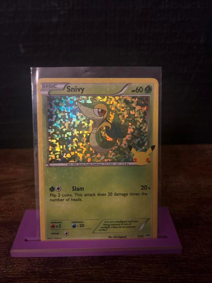Pokémon Kaart Snivy 5/25 Celebrations Holo Foil, Hobby en Vrije tijd, Verzamelkaartspellen | Pokémon, Zo goed als nieuw, Losse kaart