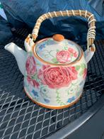 Theepot vintage met bloemenpatroon en rotan handvat, Huis en Inrichting, Keuken | Servies, Gebruikt, Keramiek, Overige typen, Ophalen of Verzenden