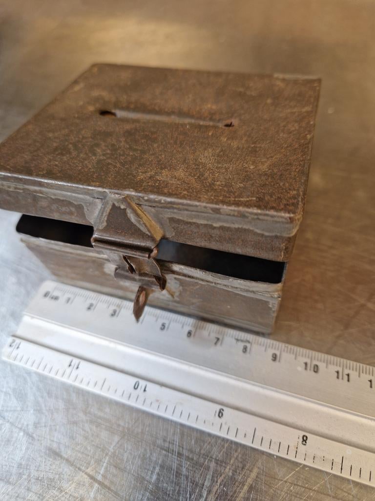 Oude metalen spaarpot met lip voor slottje, Ophalen of Verzenden, Gebruikt, Metaal of Blik, Overige thema's