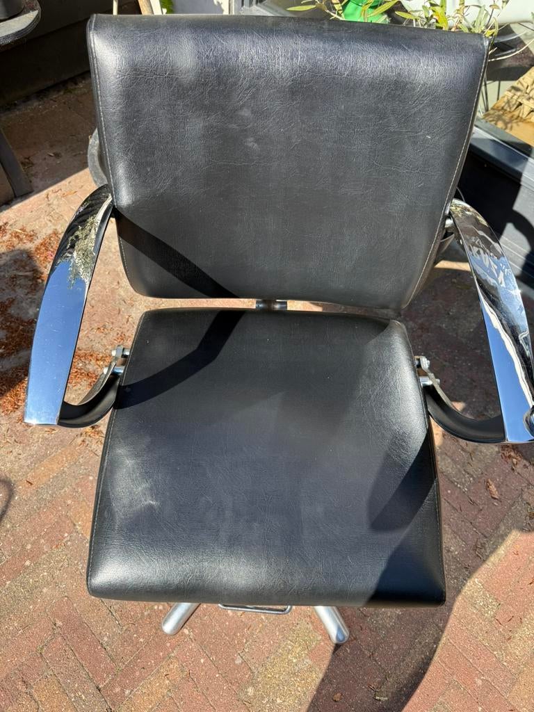 Te koop 2 mooie kapperstoelen