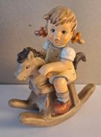Hummel beeldje meisje op hobbelpaard, Ophalen of Verzenden, Zo goed als nieuw, Hummel