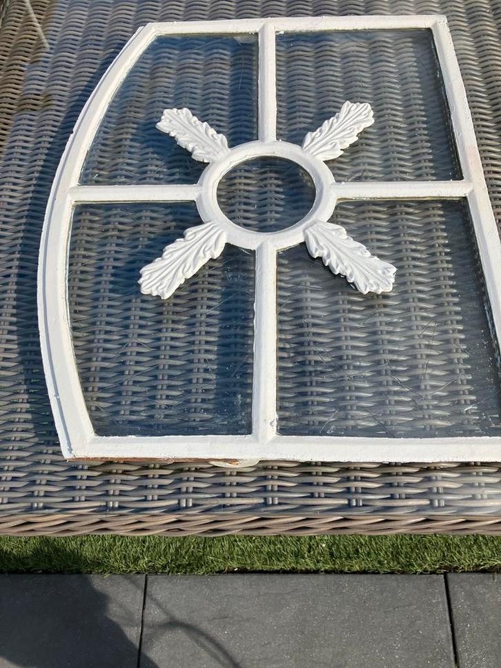 Decoratief raam met sierlijke spijlen, Doe-het-zelf en Verbouw, Glas en Ramen, Gebruikt, Gevelraam of Ruit, 80 tot 120 cm, Ophalen of Verzenden