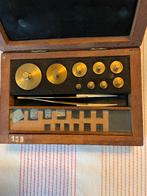 Antiek doosje met messing gewichtjes en pincet, Ophalen of Verzenden, Koper