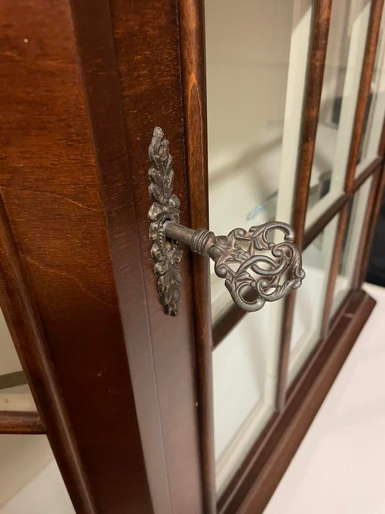 Heel net notenhouten vitrine kastje met sleutel, Ophalen