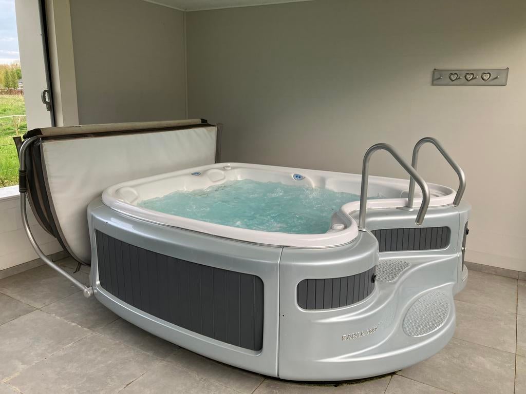 Jacuzzi Sania 1550 de luxe, Ophalen, Zo goed als nieuw, Pomp, Vast