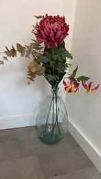 Grote glazen vaas met kunstbloemen, Huis en Inrichting, Woonaccessoires | Vazen, Ophalen, Overige kleuren, 75 cm of meer, Glas