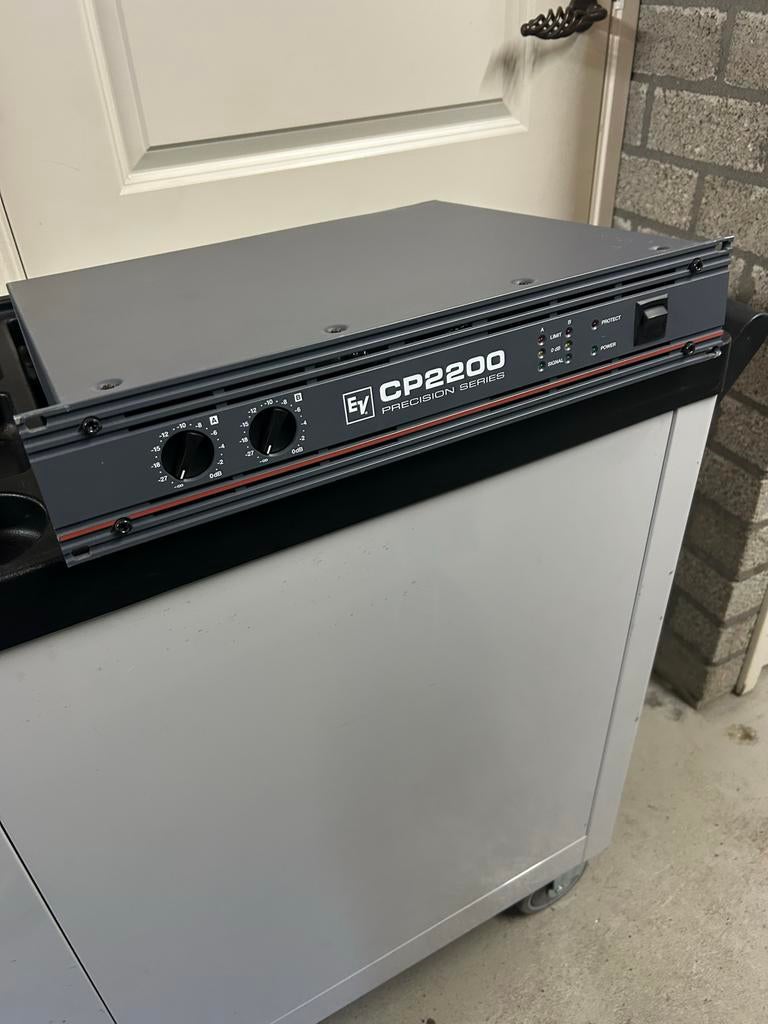 Electro Voice CP2200 Professionele Eindversterker, Gebruikt, 120 watt of meer, Stereo, Ophalen
