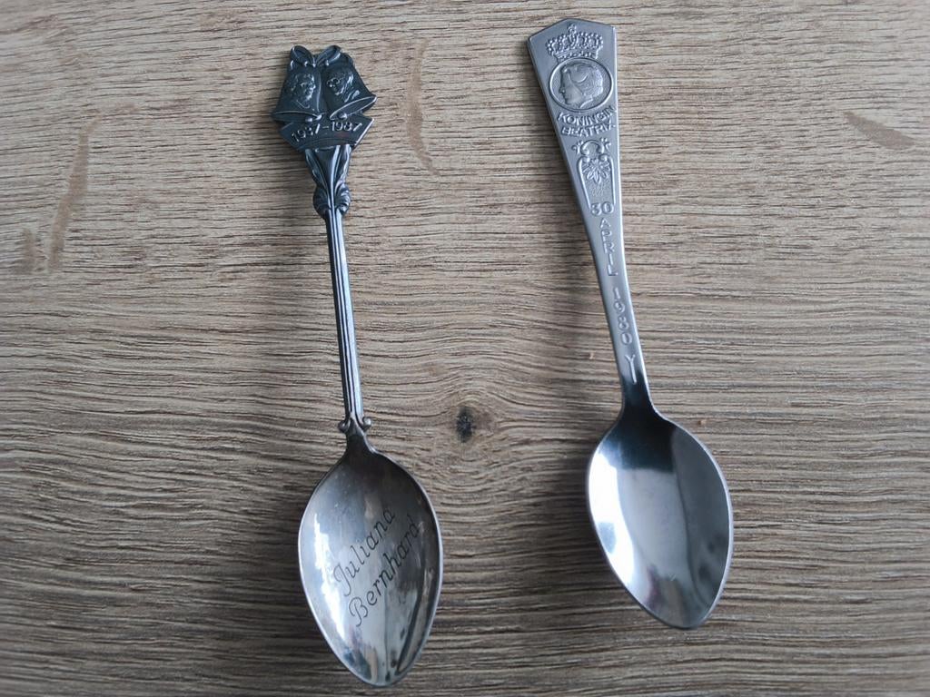 2 mooie lepeltjes, Verzamelen, Koninklijk Huis en Royalty, Ophalen, Zo goed als nieuw, Speld(je) of Lepel(tje)
