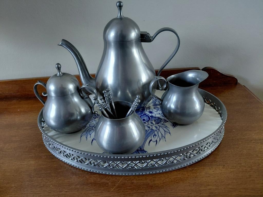 Tin theeservies met dienblad, Ophalen