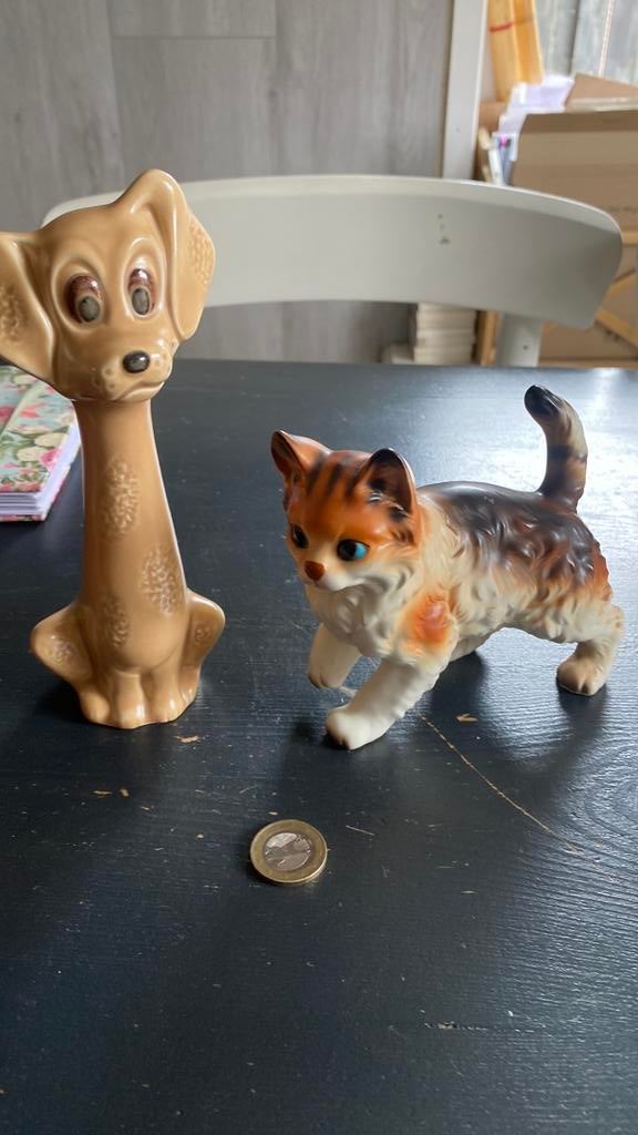 2 vintage verzamel dieren kat en hond, Verzamelen, Dierenverzamelingen, Ophalen of Verzenden, Zo goed als nieuw, Hond of Kat, Beeldje of Figuurtje