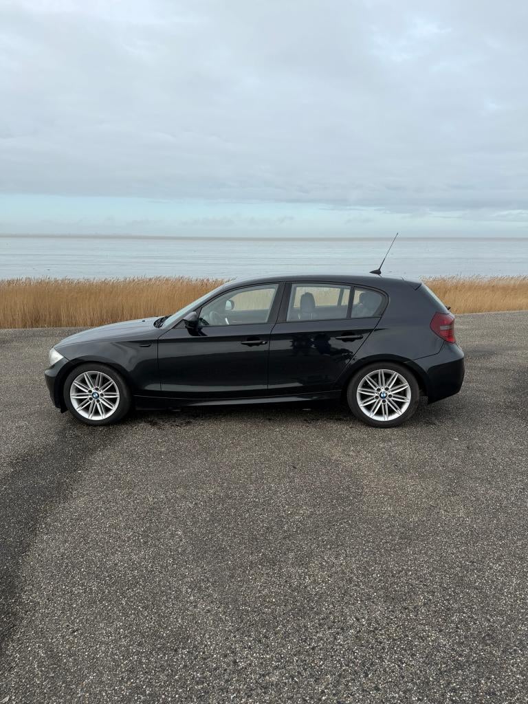 BMW 1-serie 118i 2.0 (2010) – M-Pakket, Auto's, BMW, 1-Serie, Achterwielaandrijving, 1995 cc, Zwart