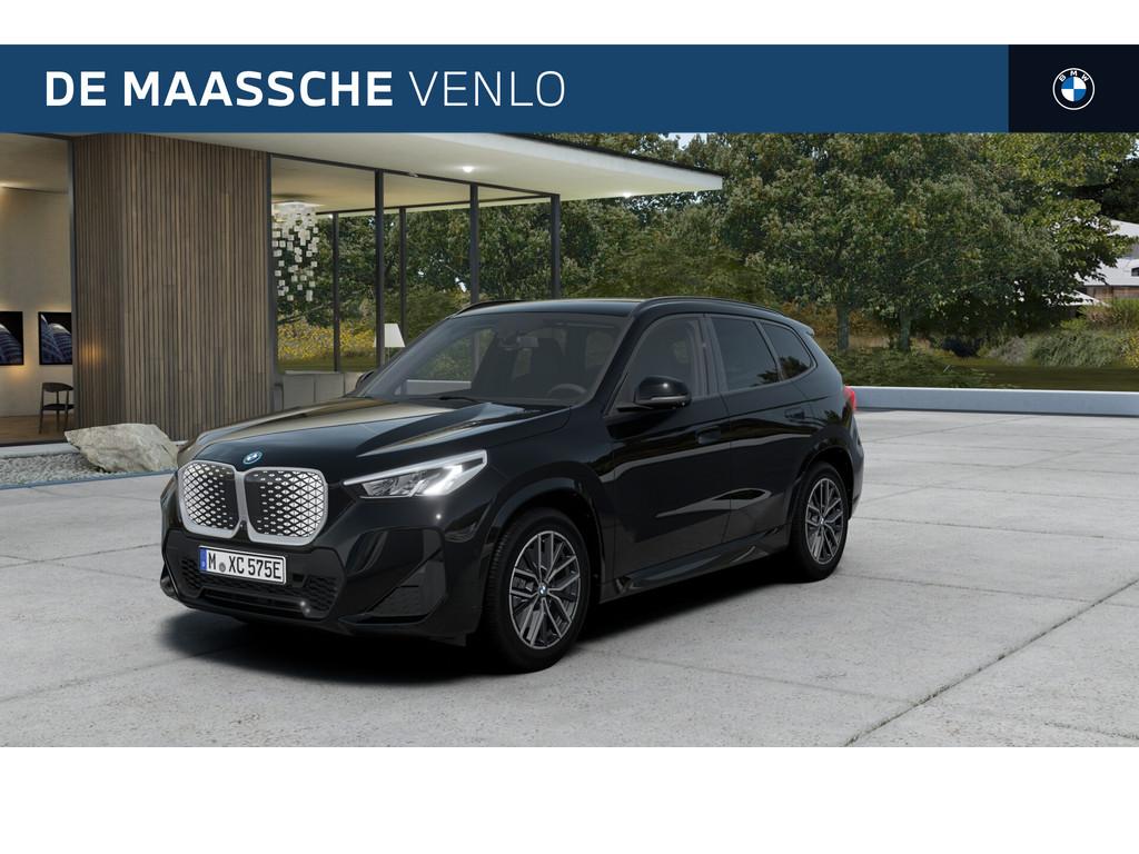 BMW iX1 eDrive20 M Sport / Sportstoelen / Achteruitrijcamera, Auto's, BMW, Zwart, Zwart, Nieuw, SUV of Terreinwagen