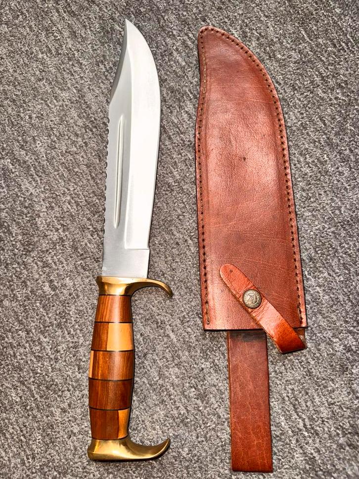 Zeer groot Bowie mes. Gemerkt en met schede. Handvat koper., Verzamelen, Militaria | Algemeen, Landmacht, Mes of Dolk, Amerika