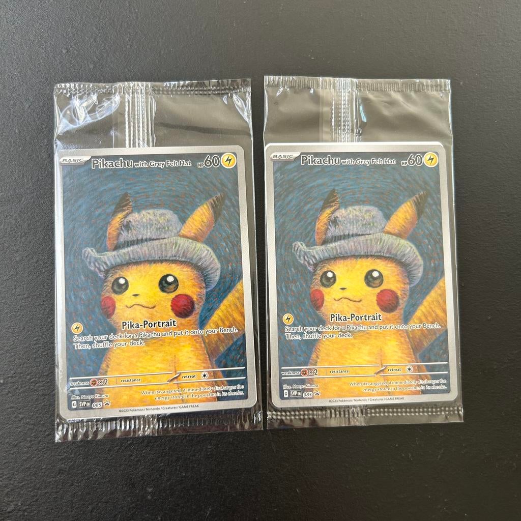 2x pokemon pikachu van gogh/ pikachu with grey felt hat, Ophalen of Verzenden, Zo goed als nieuw