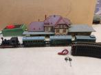 FLEISCHMANN LOKJE ANNA MET RIJTUIGEN EN STATION, Gelijkstroom, Fleischmann, Ophalen of Verzenden, Gebruikt