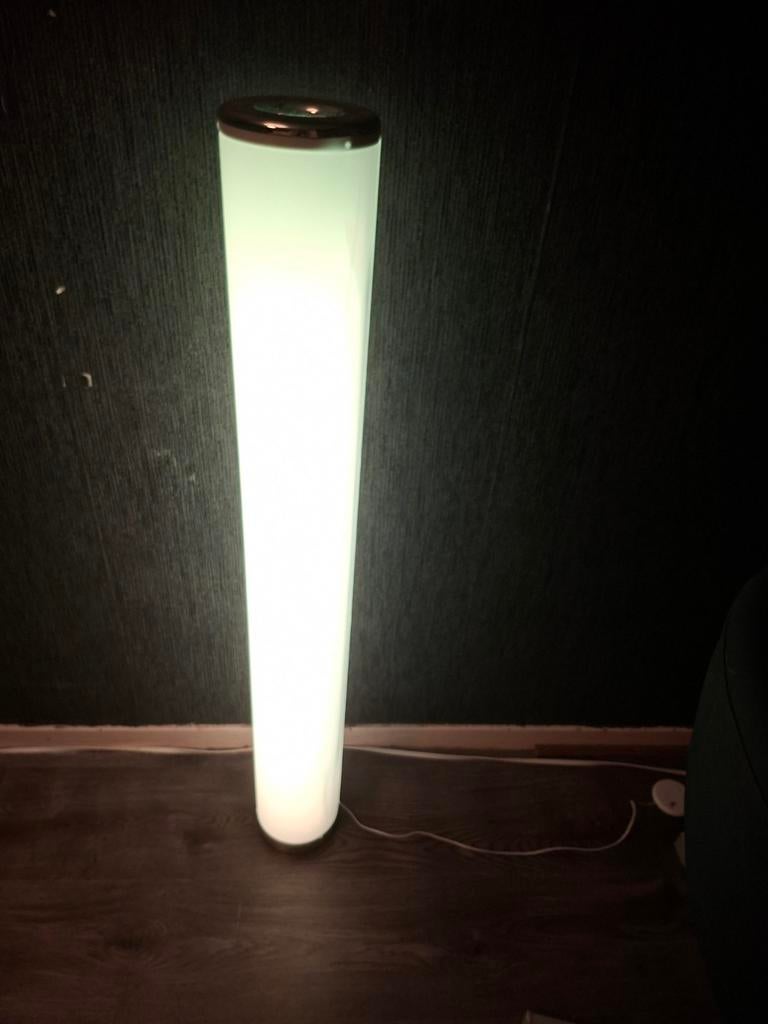 Mooie gekleurde LED vloerlamp met afstandsbediening, Modern, Sfeervol, 100 tot 150 cm, Ophalen of Verzenden, Zo goed als nieuw