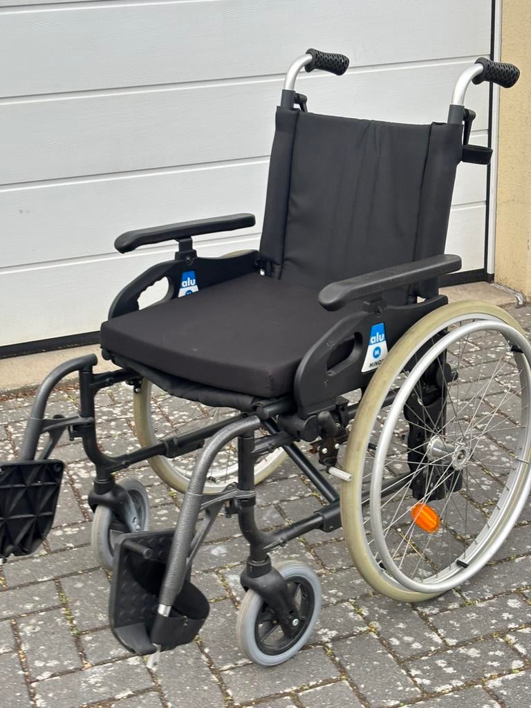 Mooie inklapbare lichtgewicht aluminium kleurige Rolstoel, Meer info ☎️0️⃣6️⃣➖2️⃣0️⃣9️⃣0️⃣1️⃣0️⃣4️⃣0️⃣, Zo goed als nieuw, Nederland