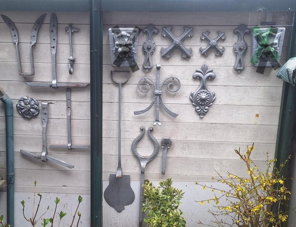 Antieke Gietijzeren Muurankers Collectie, Ophalen