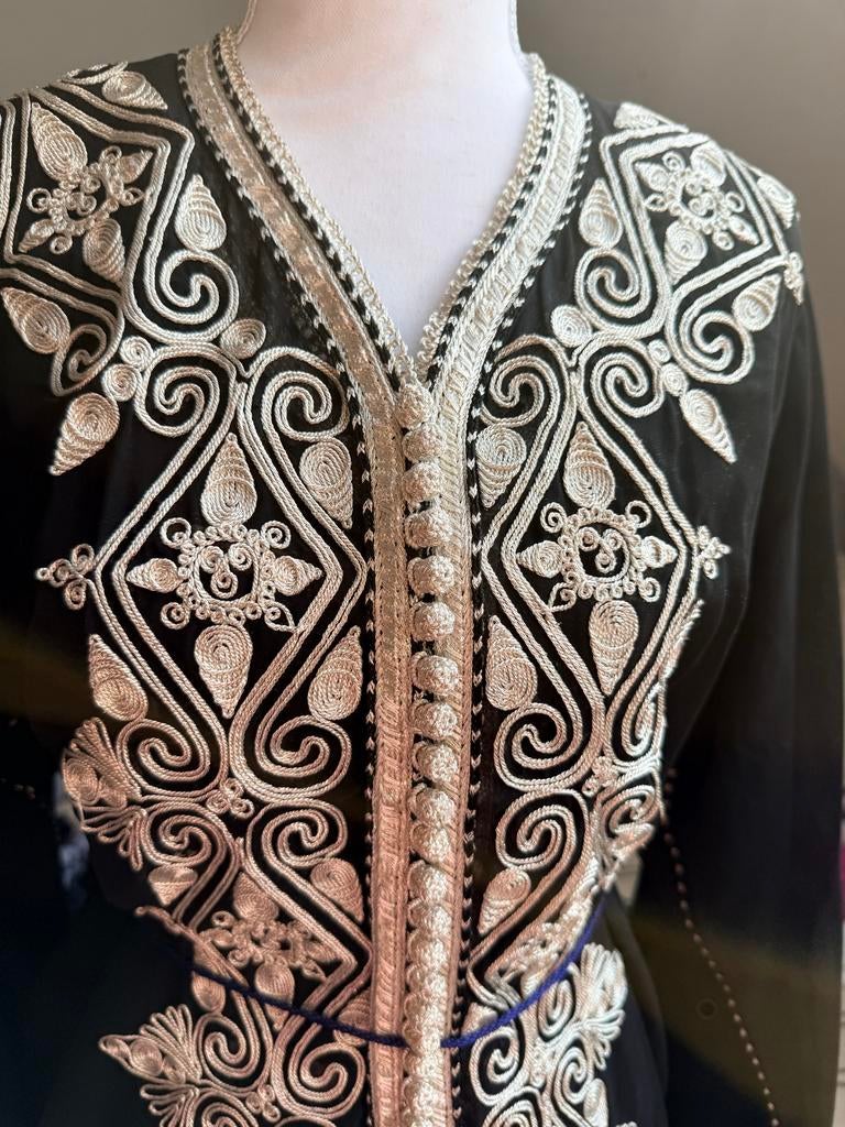 Zwarte takshita met zilveren borduursels marokaanse kaftan, Maat 38/40 (M), Overige typen, Zwart, Ophalen of Verzenden