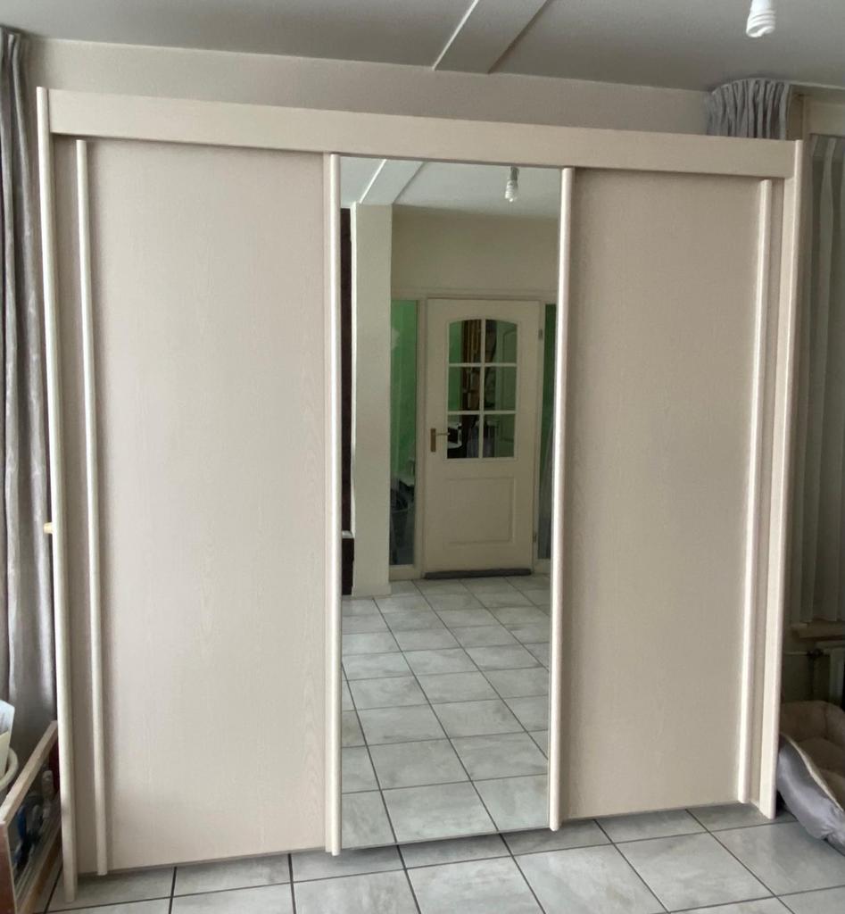 Degelijke en mooie grote kledingkast, Doe-het-zelf en Verbouw, Kozijnen en Schuifpuien, Zo goed als nieuw, Raamkozijn, Hout, 75 tot 150 cm