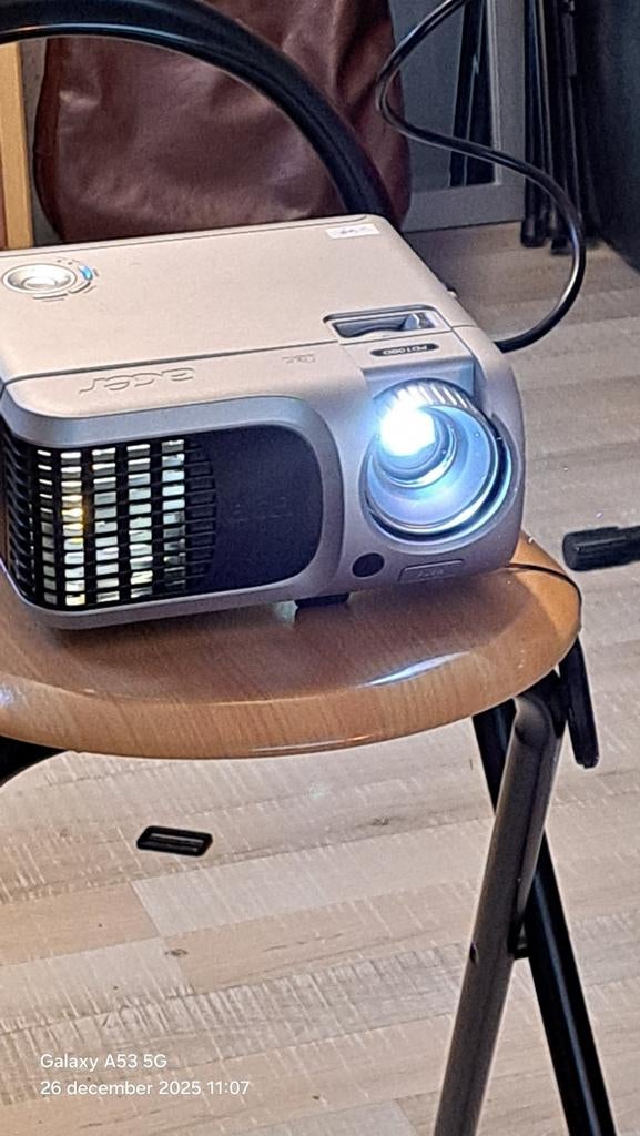 Acer beamer met scherm in zeer goede staat, Ophalen, Zo goed als nieuw, Acer