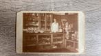 Oude foto winkel interieur toonbank juffrouw, Ophalen of Verzenden, Voor 1940, Gebruikt