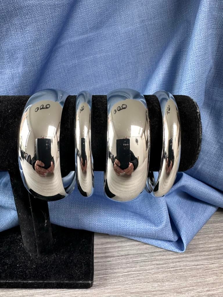 Set van 4 zilverkleurige minimalistische armbanden, Ophalen of Verzenden, Nieuw, Zilver, Overige materialen