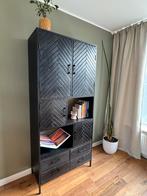 Zwarte metalen/houten kast met visgraatmotief, Huis en Inrichting, Kasten | Buffetkasten, Met deur(en), 50 tot 100 cm, Zo goed als nieuw