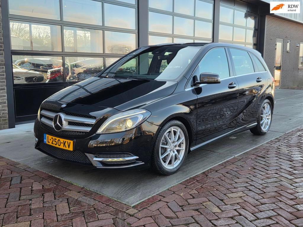 Mercedes-Benz B-klasse 250 Prestige | Autom | Leer | Stoelve, Auto's, Gebruikt, Euro 6, 4 cilinders, Zwart