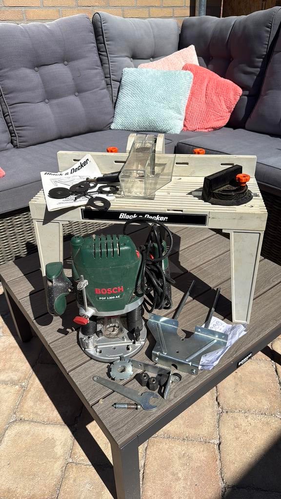 Bosch POF1200AE + B&D freestafel en schaafmachine, Ophalen of Verzenden, Gebruikt, Elektrisch, Bovenfrees