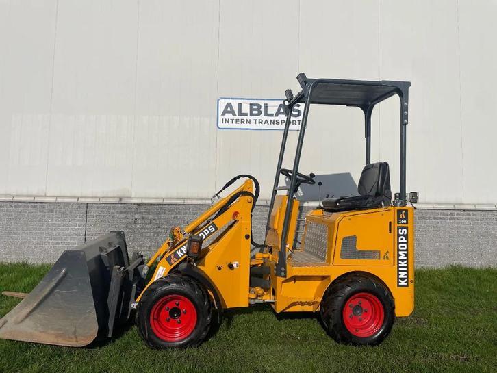 Knikmops 100 met bak en lepels wegverlichting 2022 slechts 2, Zakelijke goederen, Machines en Bouw | Kranen en Graafmachines, Wiellader of Shovel
