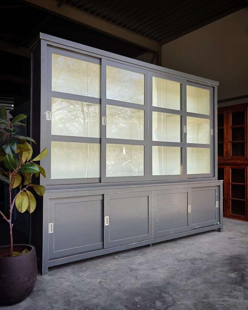 Geweldige grote vintage schoolkast | Grijze buffetkast #5242, Huis en Inrichting, Kasten | Buffetkasten, Niet ingevuld, 200 cm of meer