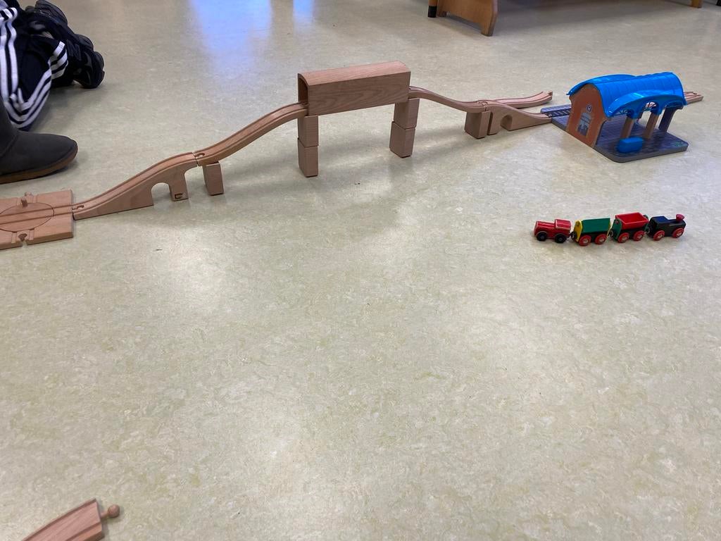 Uitgebreide houten treinbaan met station en treinen, Kinderen en Baby's, Speelgoed | Speelgoedvoertuigen, Gebruikt, Ophalen of Verzenden