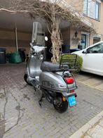 Zo goed als nieuw: Scooter Momo inclusief helm, scooterhoes, Zo goed als nieuw, Benzine, Ophalen, Overige merken