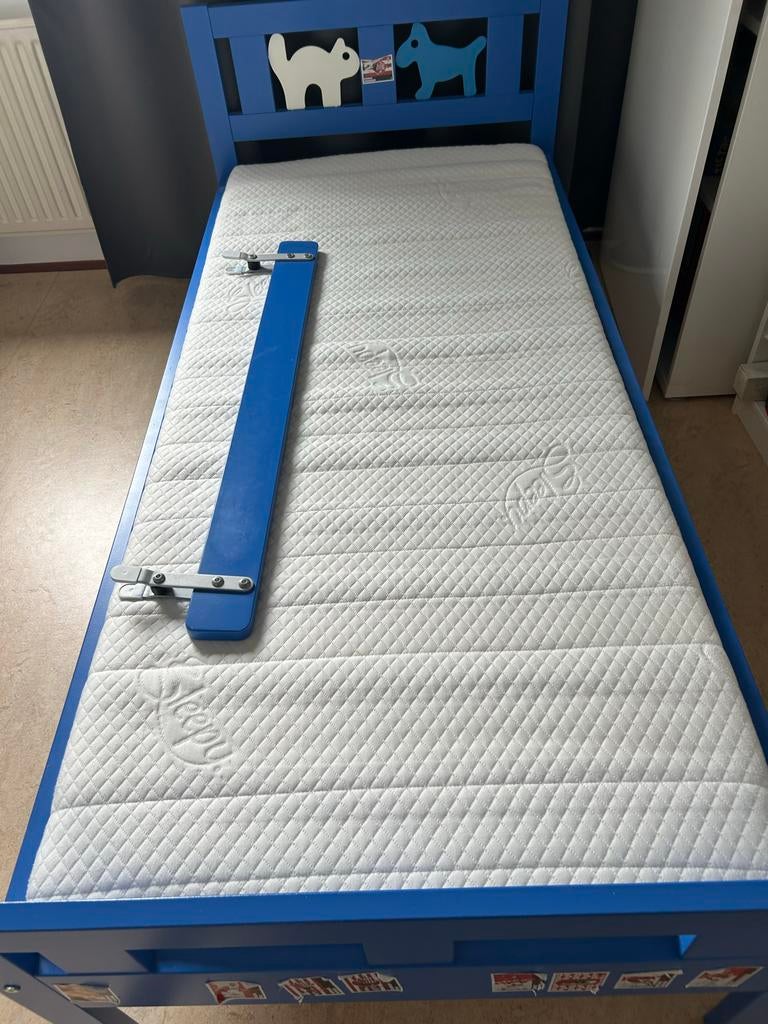Blauw kinderbed met matras en uitvalbeveiliging, Gebruikt, 70 tot 85 cm, Ophalen of Verzenden, Matras