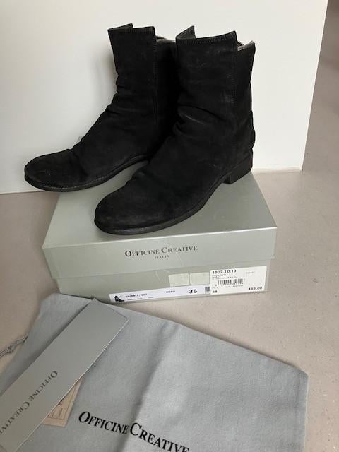 Officine Creative zwarte korte suede laarsjes mt 38, Kleding | Dames, Schoenen, Zwart, Ophalen of Verzenden, Gedragen, Lage of Enkellaarzen