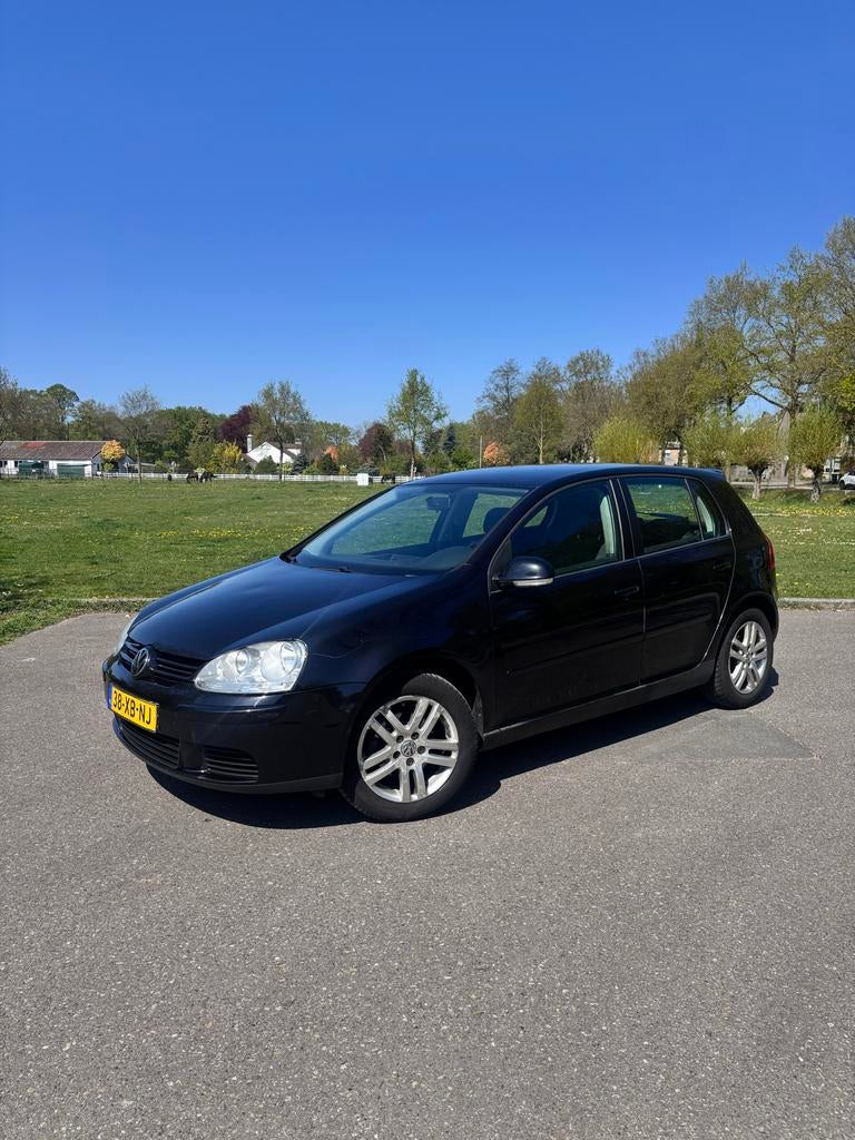 Volkswagen Golf 5 5DRS 2007 Zwart | AIRCO | CARPLAY | APK, Voorwielaandrijving, 4 cilinders, 610 kg, Bedrijf