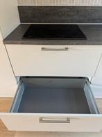 Moderne complete keuken(2 jaar oud) met Whirlpool apparatuur, Huis en Inrichting, Keuken | Complete keukens, Ophalen, Wit, Enkelwandige keuken