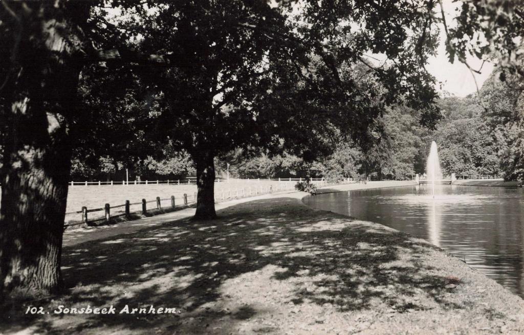 Arnhem Sonsbeek vijver met fontein OM357, Ophalen, 1920 tot 1940, Ongelopen, Gelderland