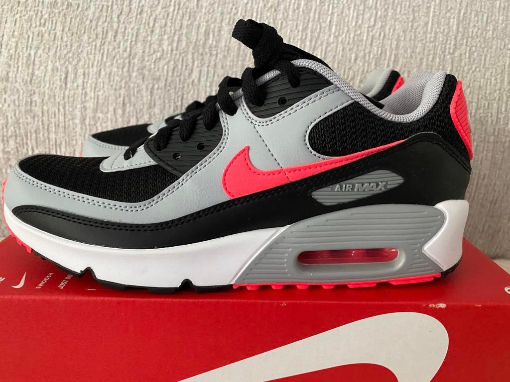 Nike Air Max 90 Red Wolf Grey Nieuw in Maat 38.5, Jongen of Meisje, Schoenen, Nieuw, Ophalen of Verzenden