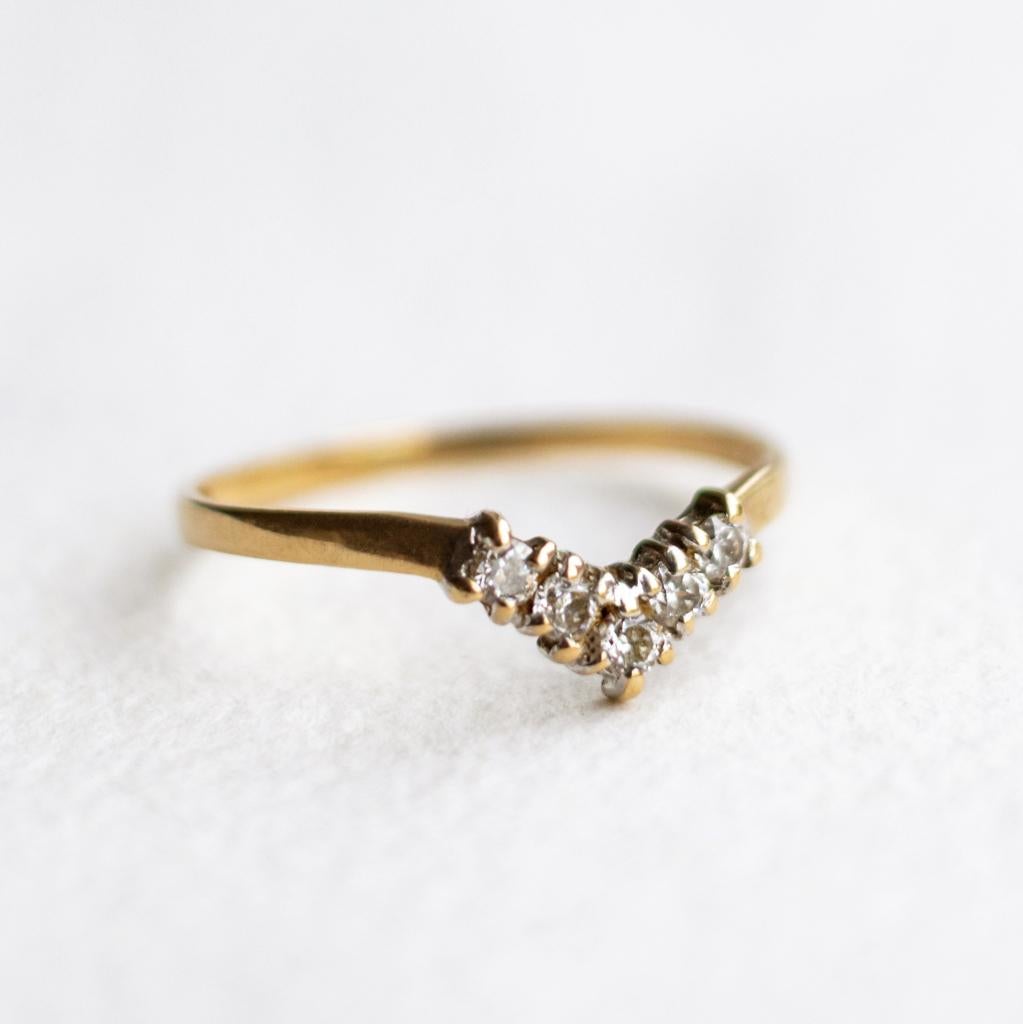 Vintage 9K gouden chevron ring met CZ - maat 17,5, Ophalen of Verzenden, Zo goed als nieuw, 17 tot 18, Met edelsteen