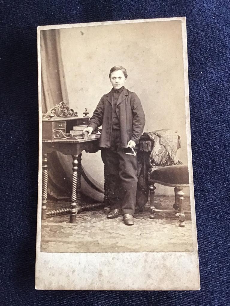 CDV, Jongen, H.PH.J. SCHUITEN, AMSTERDAM, oud, dun karton, Ophalen of Verzenden, Voor 1940, Gebruikt, Foto