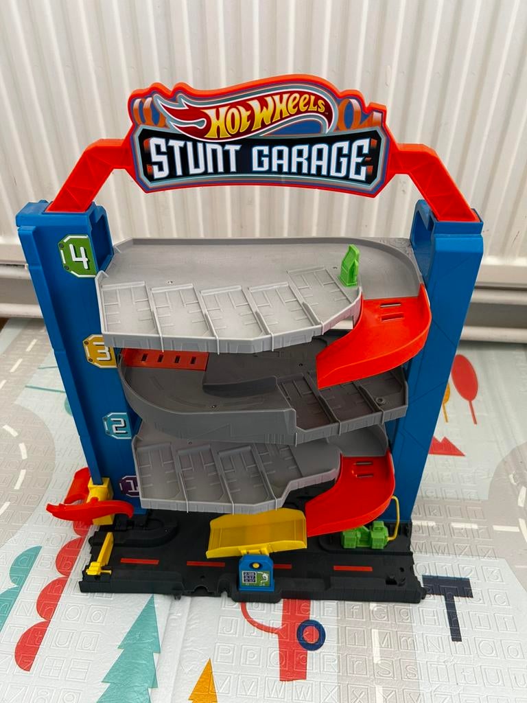 GRATIS Hot Wherls Stunt Garage, Kinderen en Baby's, Speelgoed | Racebanen, Ophalen, Zo goed als nieuw, Handmatig, Hot Wheels