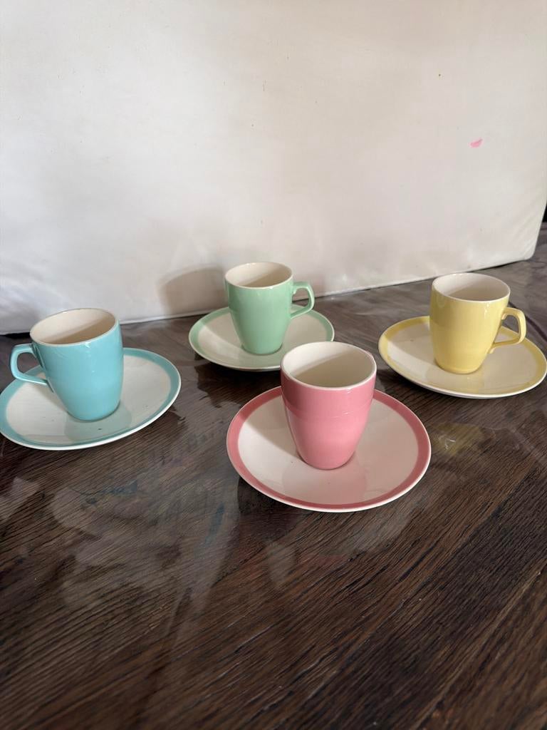 Petrus Regout koffie kommetjes en bordjes pastel, Gebruikt, Ophalen of Verzenden, Overige stijlen, Kop(pen) en/of Schotel(s)